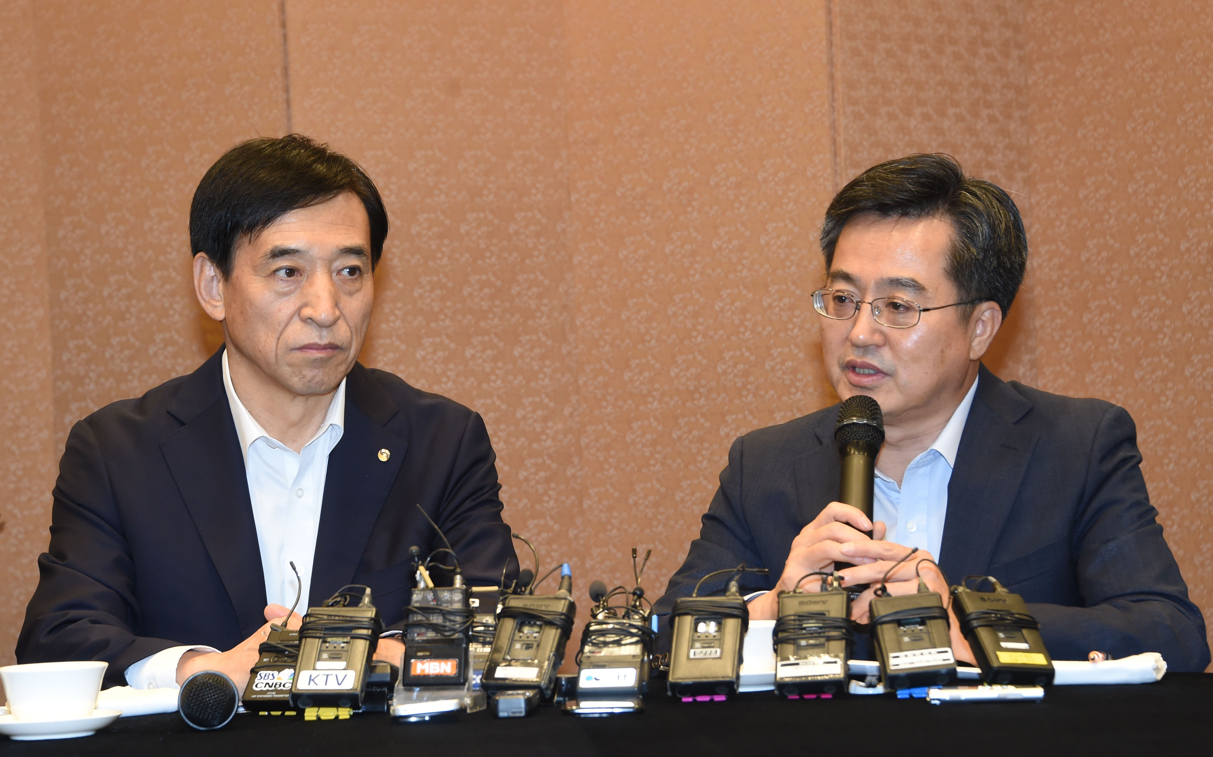 김동연 부총리, 이주열 한은총재 회동 