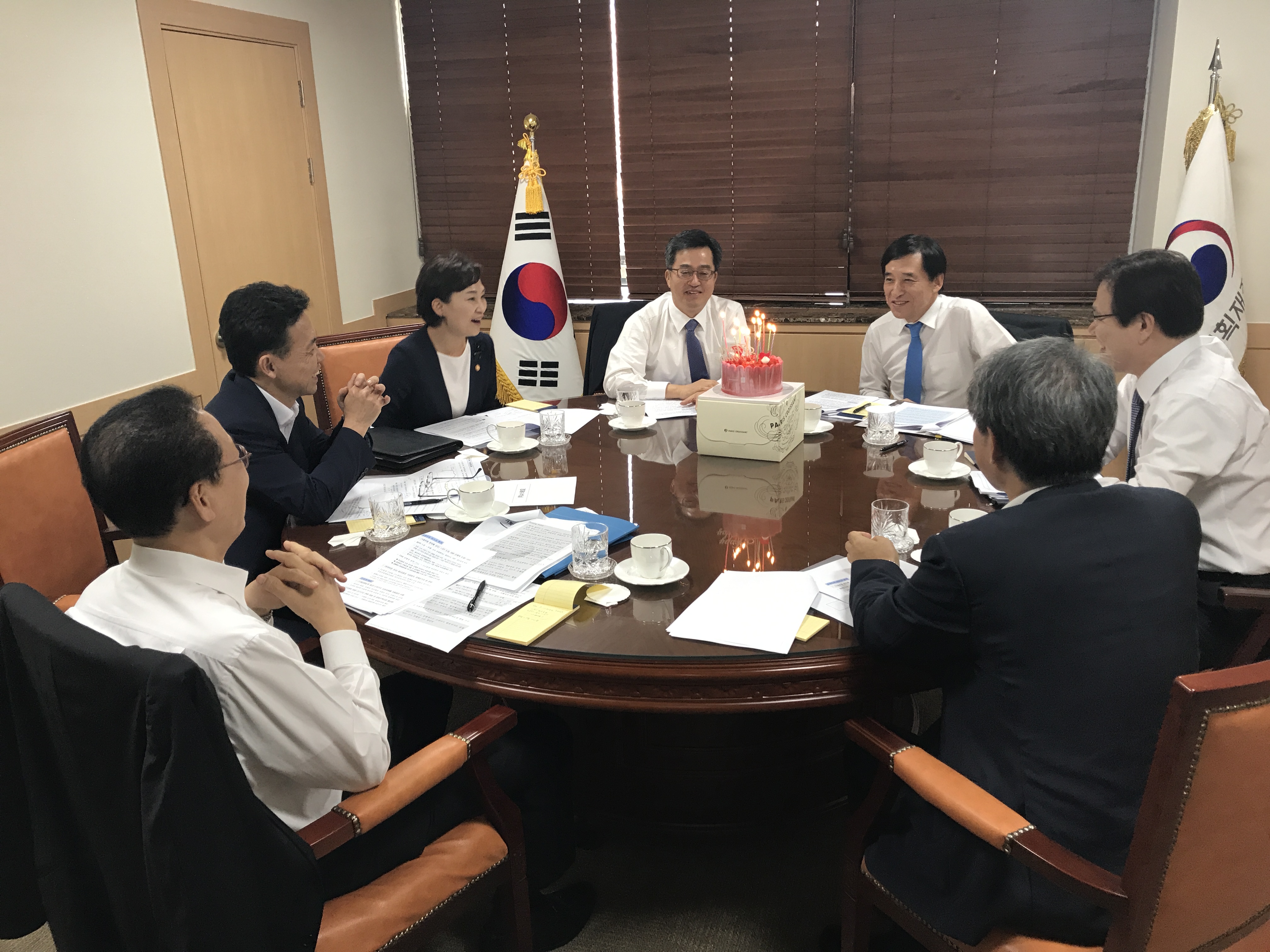 김동연 부총리, 제8차 경제현안 간담회 이후 한은총재 생일 축하