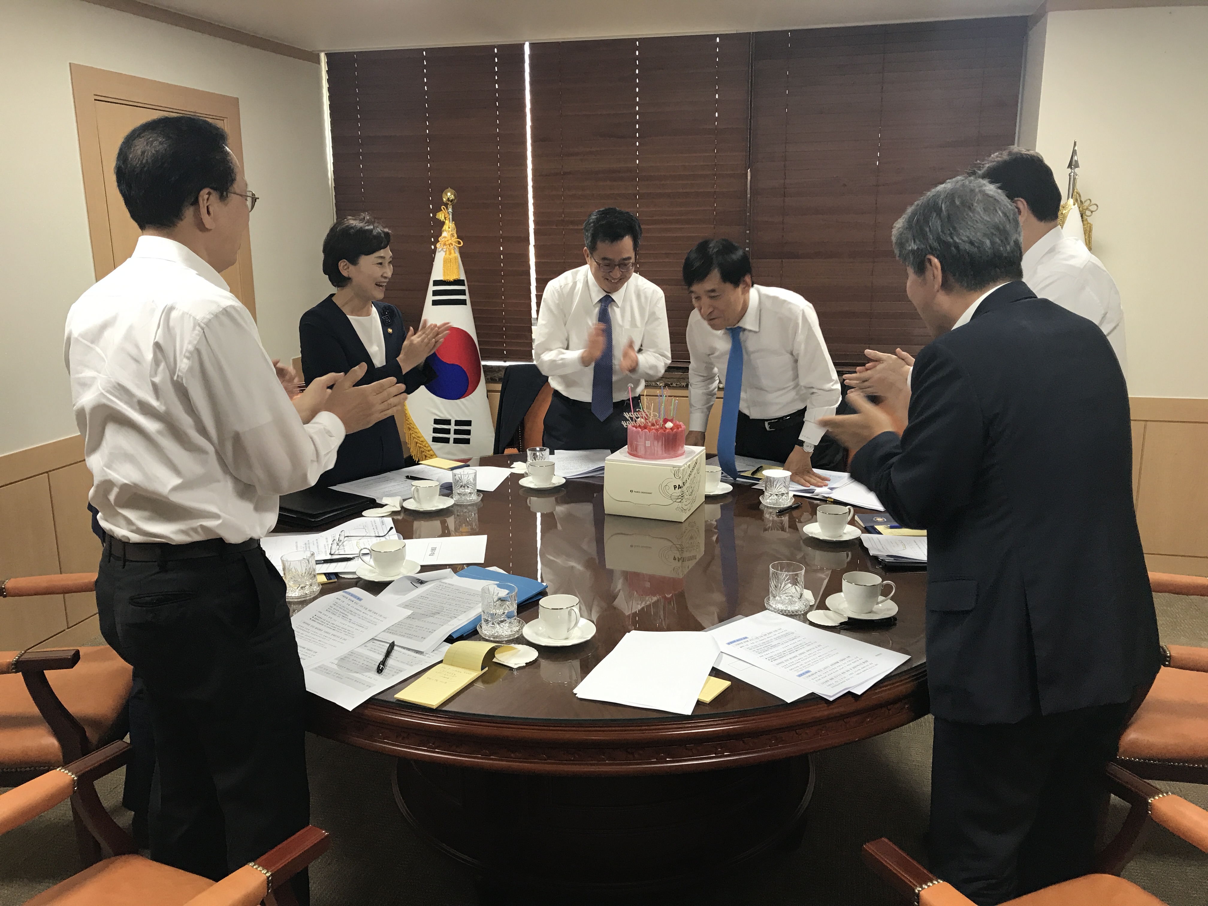 김동연 부총리, 제8차 경제현안 간담회 이후 한은총재 생일 축하