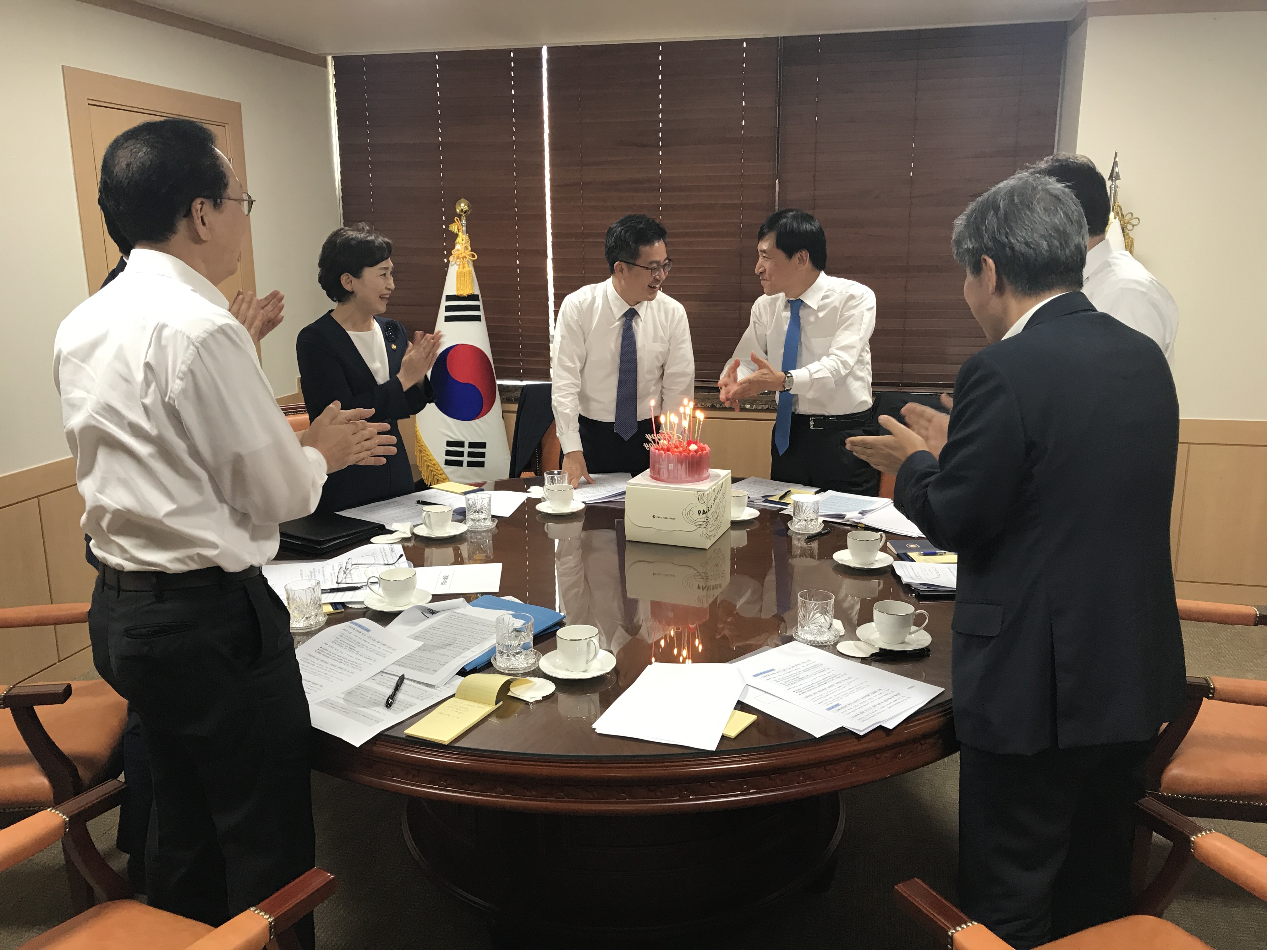 김동연 부총리, 제8차 경제현안 간담회 이후 한은총재 생일 축하