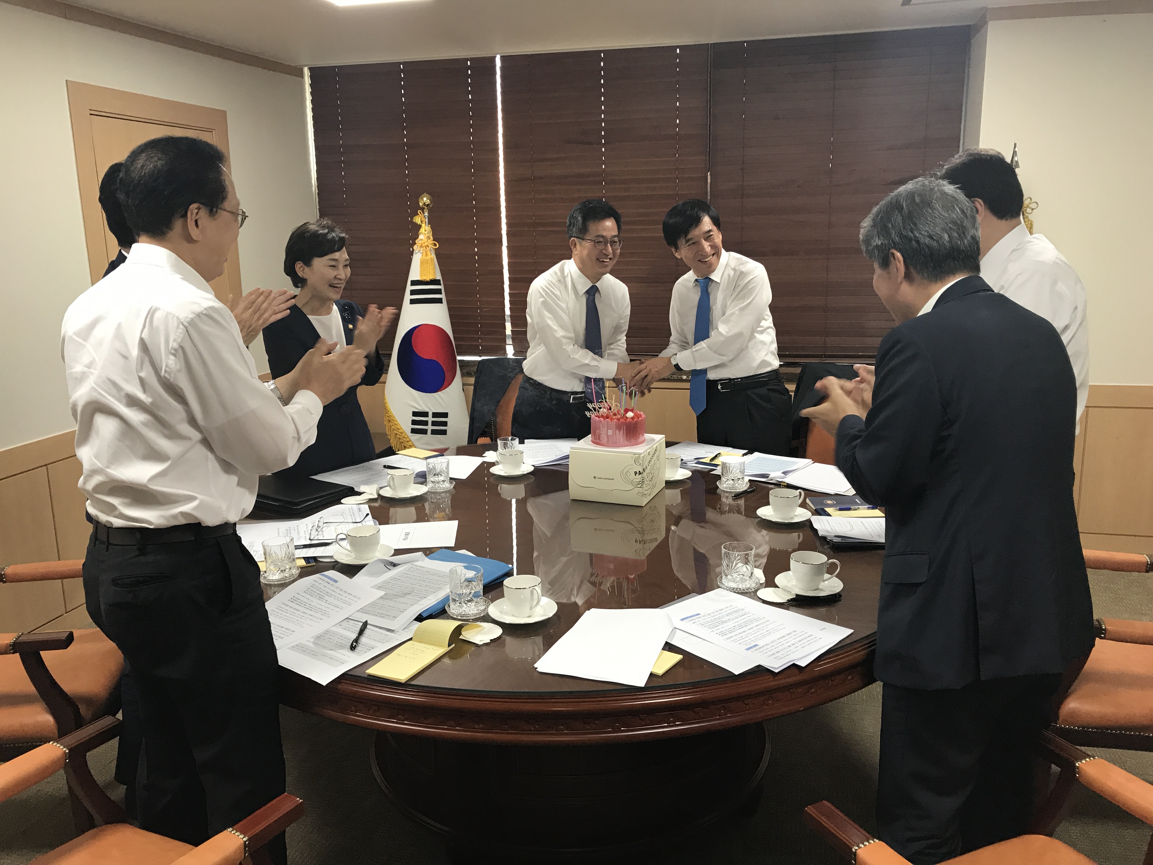 김동연 부총리, 제8차 경제현안 간담회 이후 한은총재 생일 축하