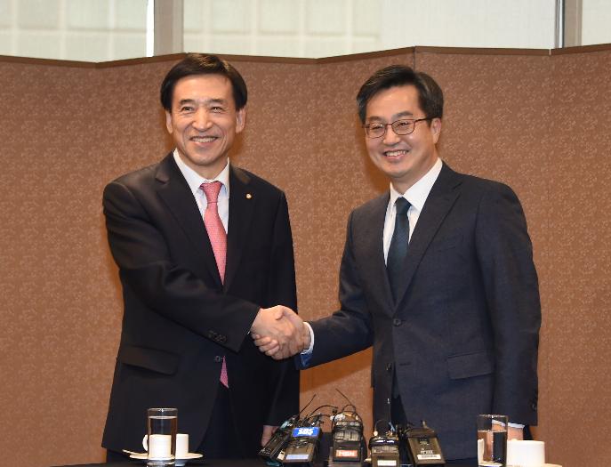 김동연 부총리, 이주열 한국은총재와 티타임 회동 