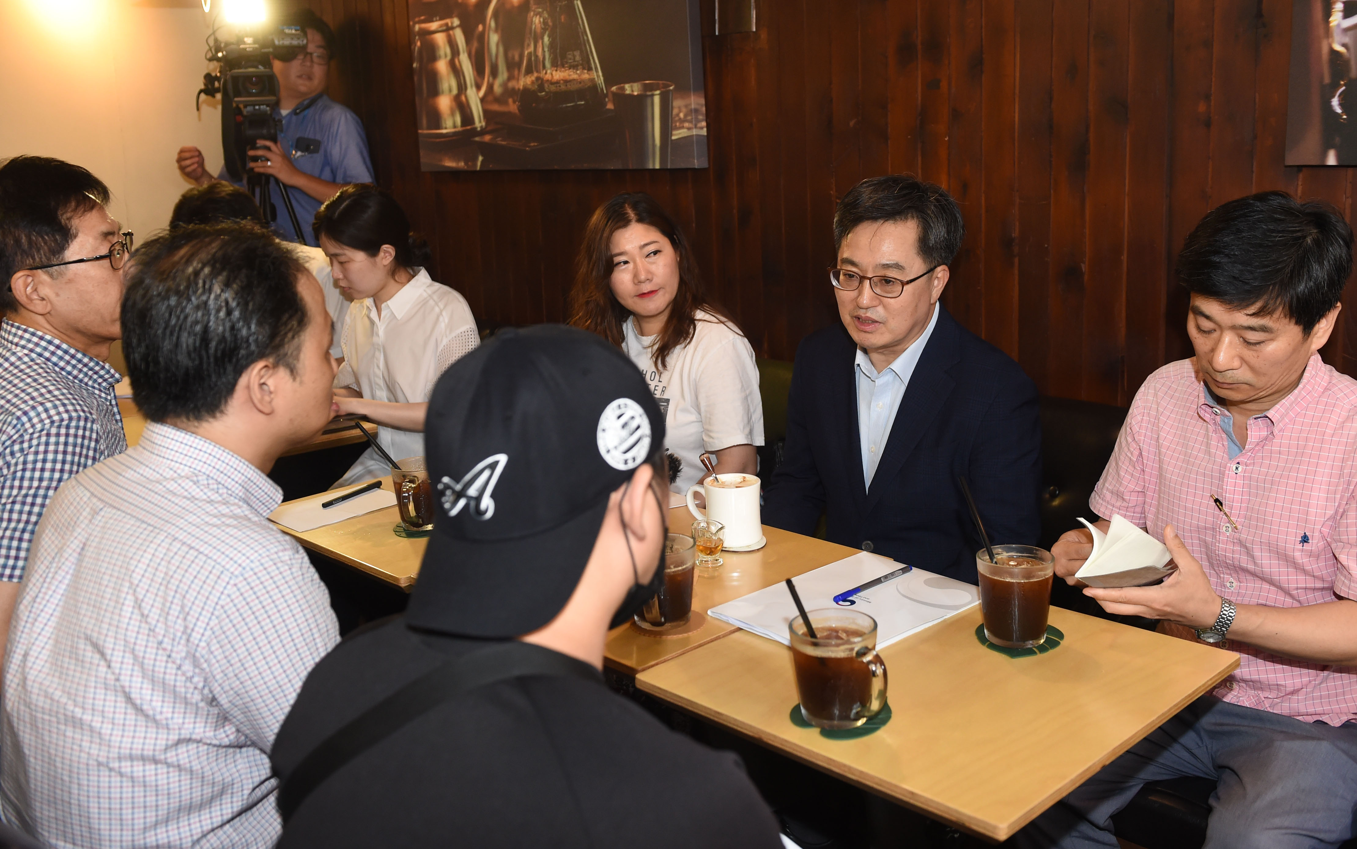 김동연 부총리, 신촌지역 소상공인과 현장간담회 
