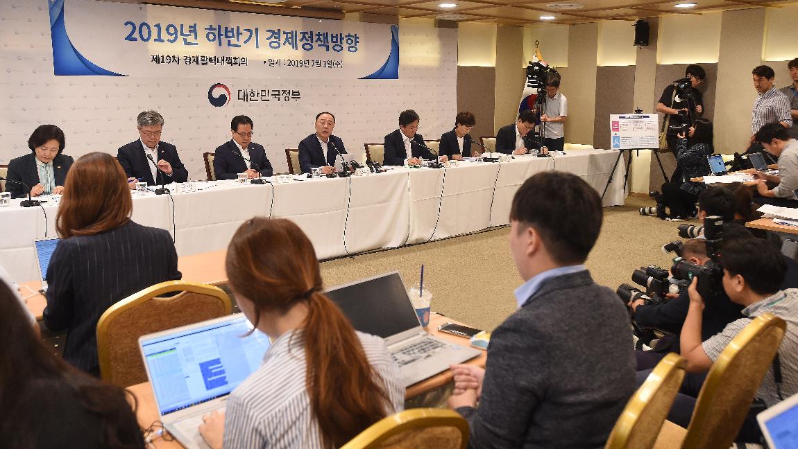 홍남기 부총리, 2019 하반기 경제정책방향 관계부처 합동브리핑