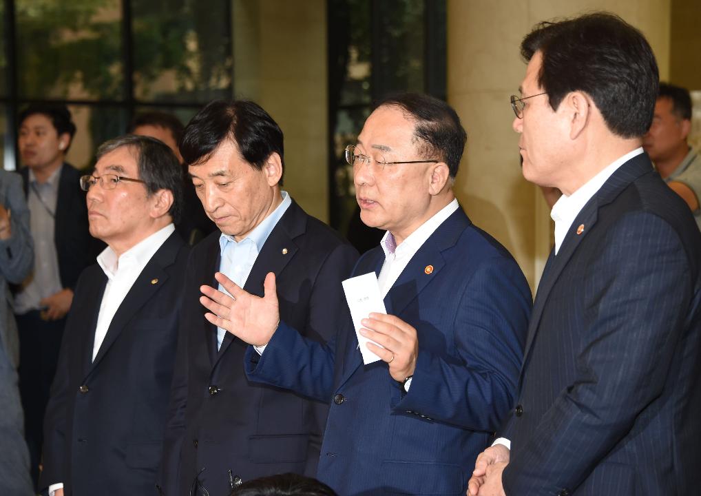 홍남기 부총리, 긴급 거시경제금융회의 질의 응답