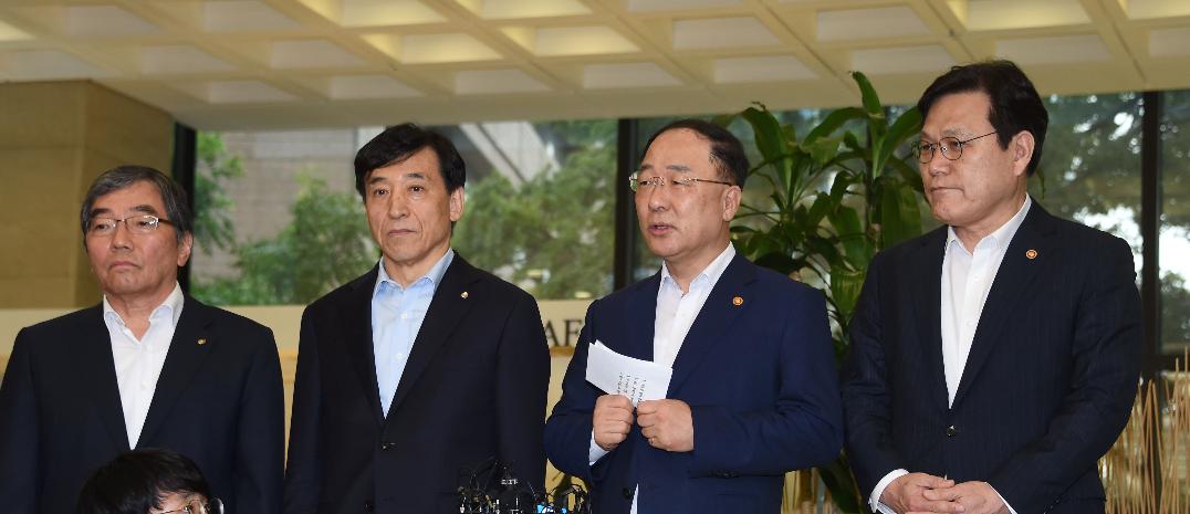 홍남기 부총리, 긴급 거시경제금융회의 질의 응답