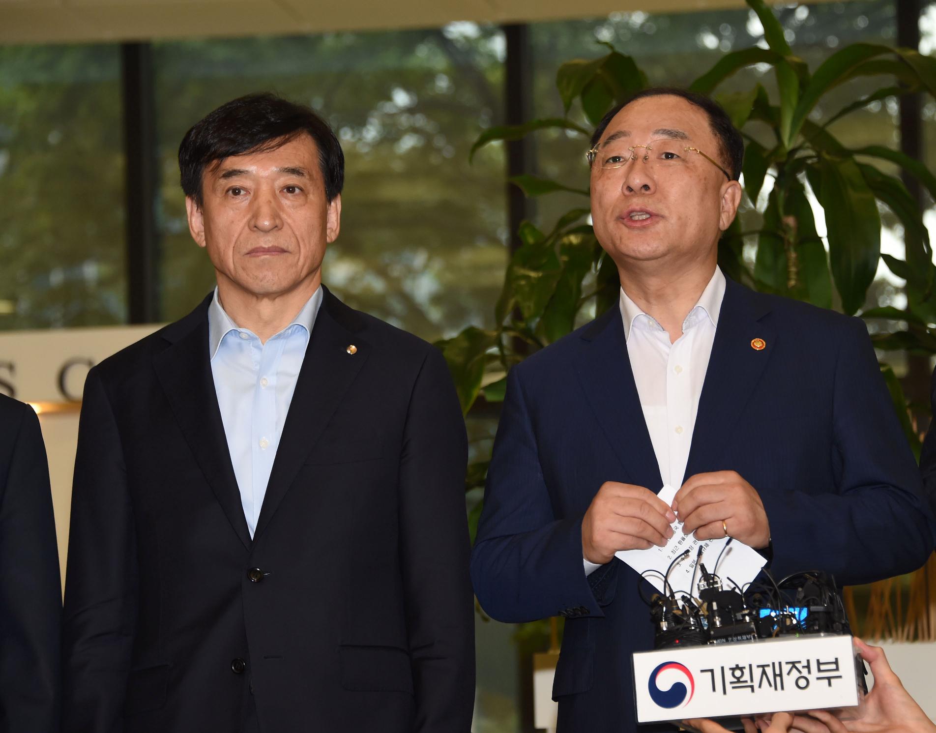 홍남기 부총리, 긴급 거시경제금융회의 질의 응답