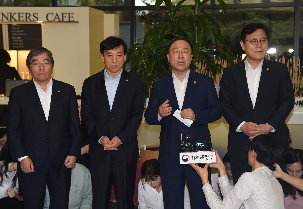 홍남기 부총리, 긴급 거시경제금융회의 질의 응답