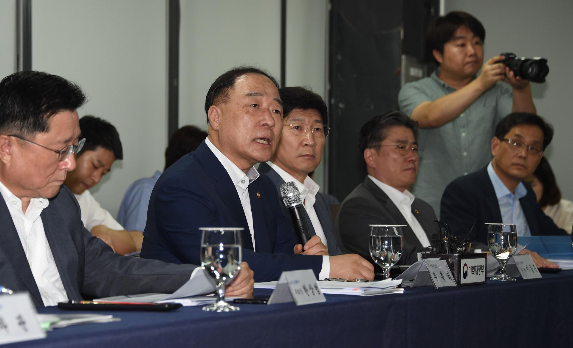 홍남기 부총리, 디스플레이업종 현장방문 및 간담회