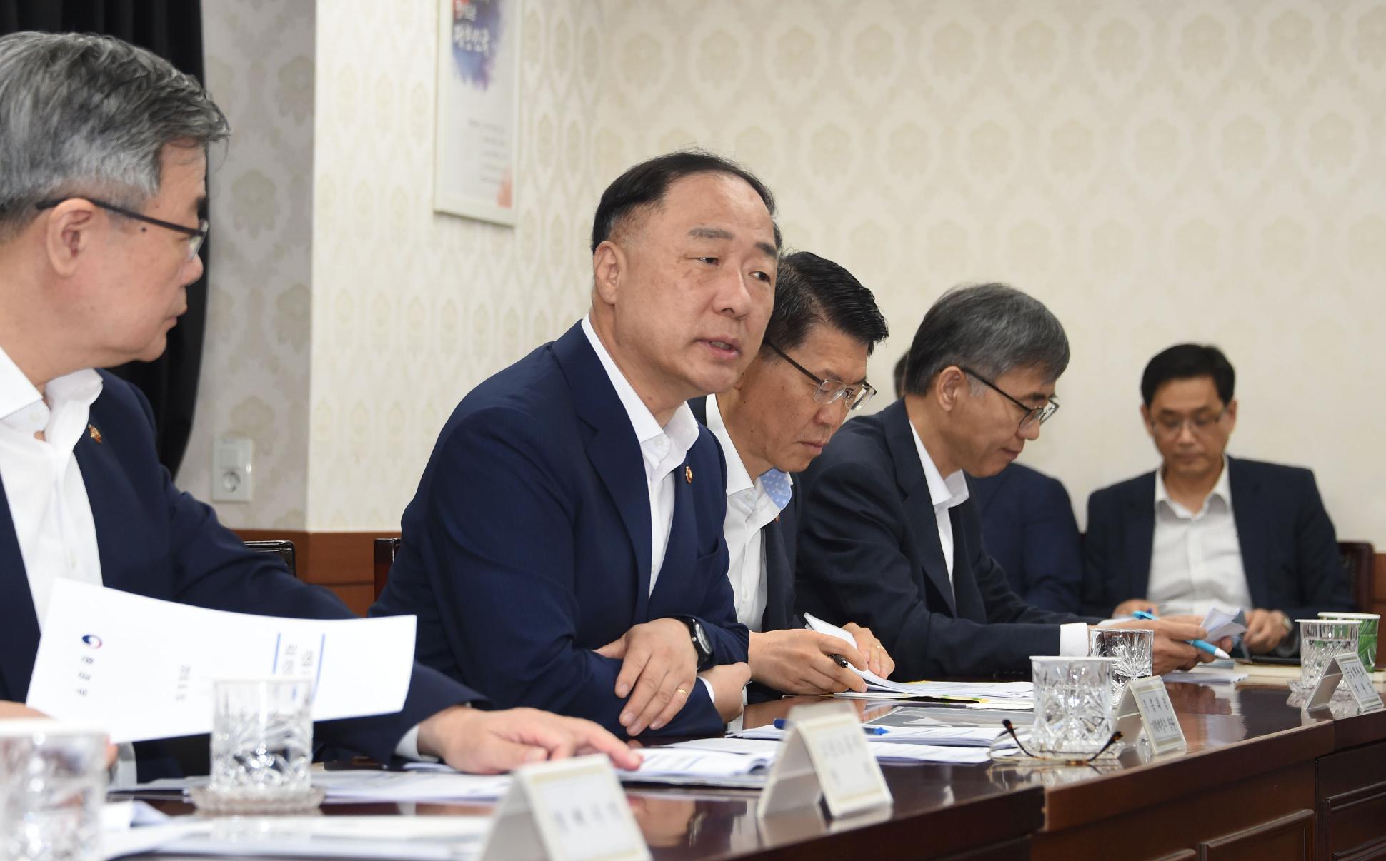 홍남기 부총리, 일본 수출규제 대응 관계장관회의