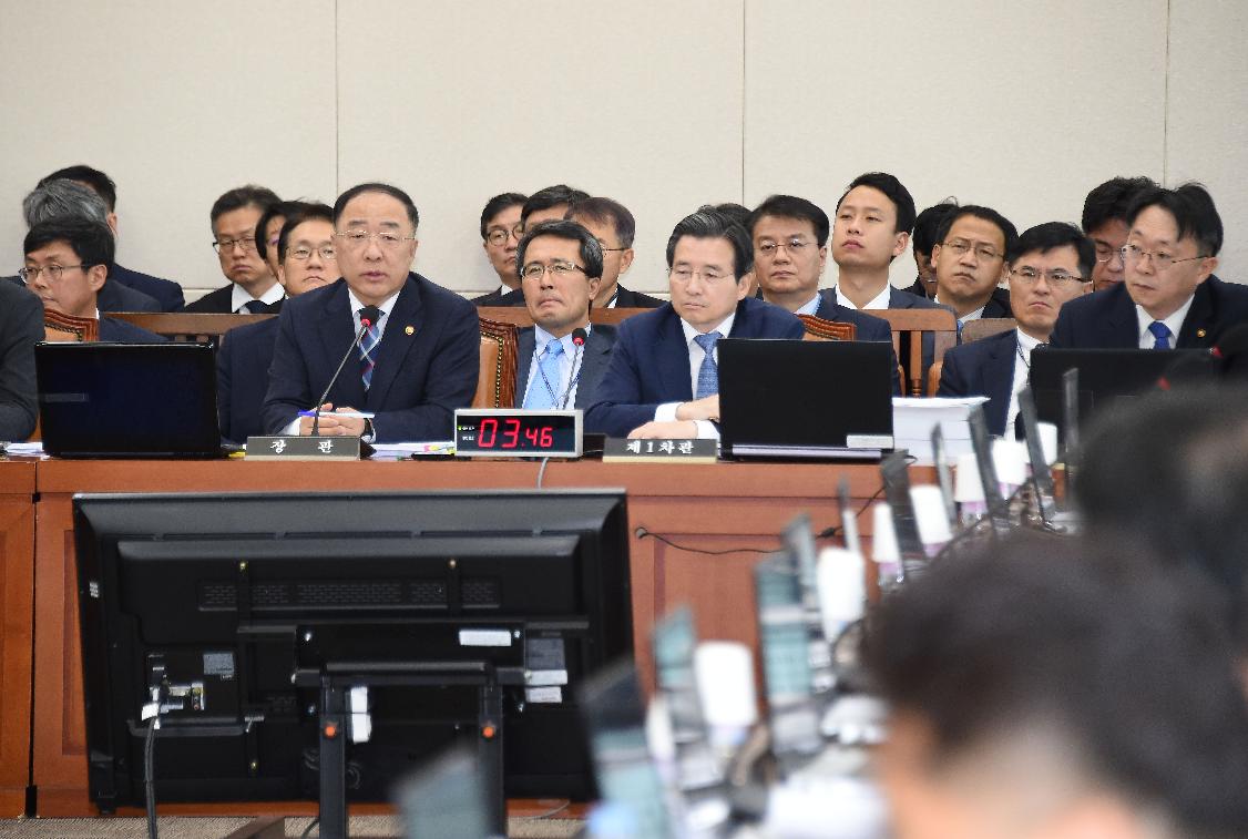홍남기 부총리, 기획재정위원회 전체회의