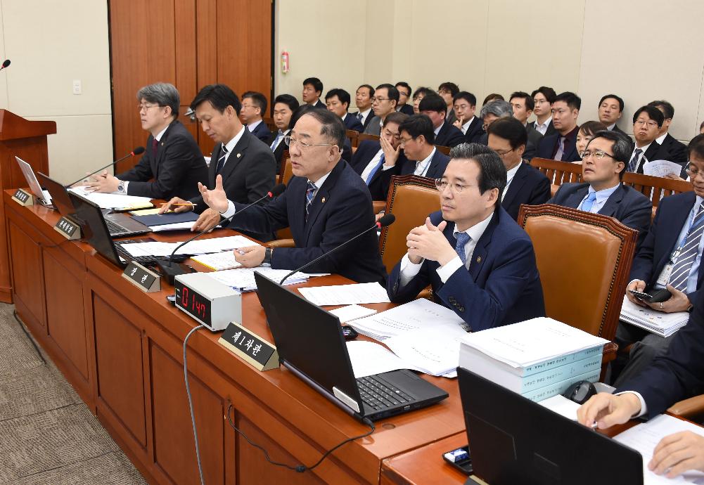 홍남기 부총리, 기획재정위원회 전체회의