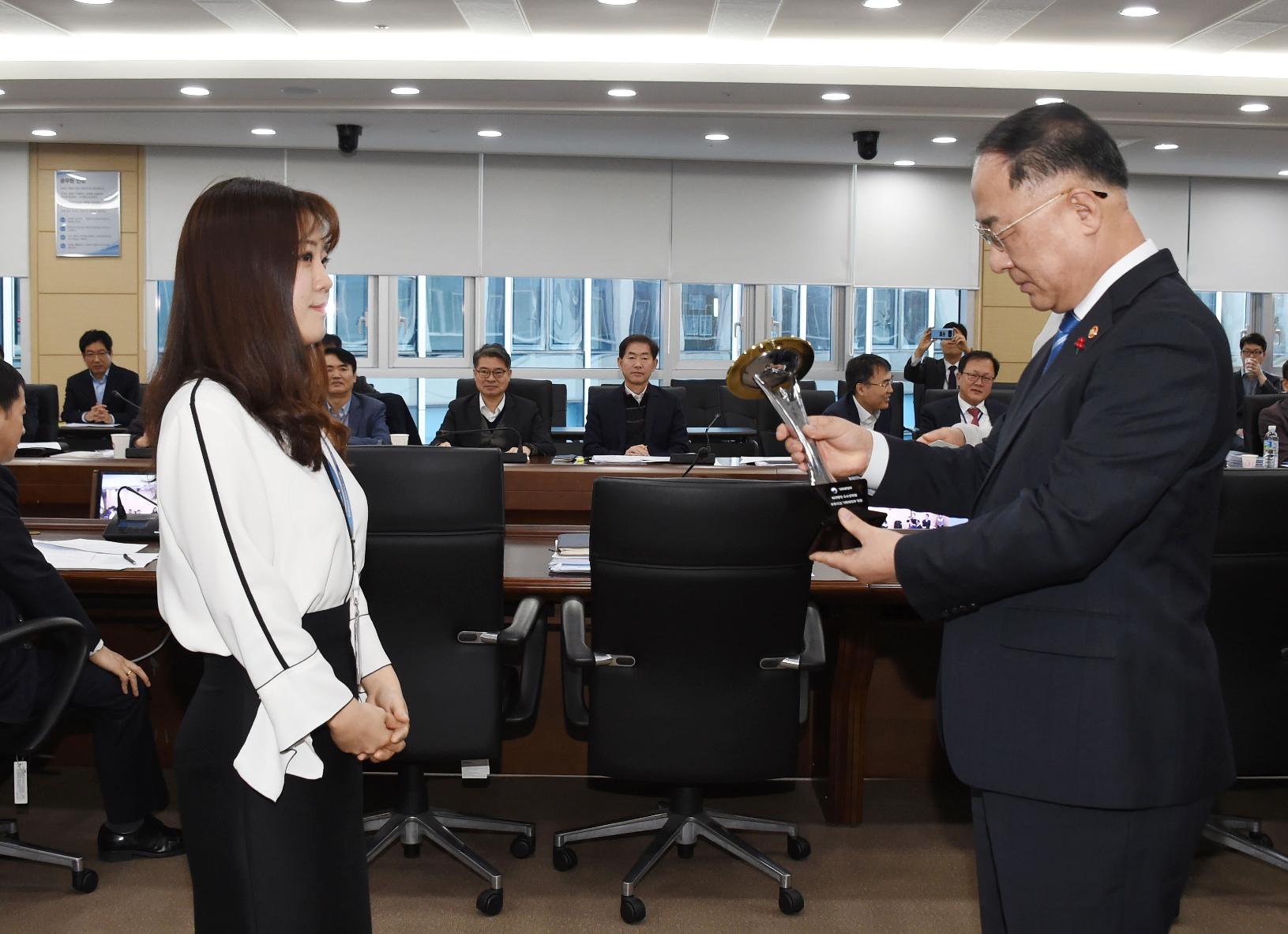 홍남기 부총리, 2019년 제3차 기획재정부 적극행정 우수공무원 시상식