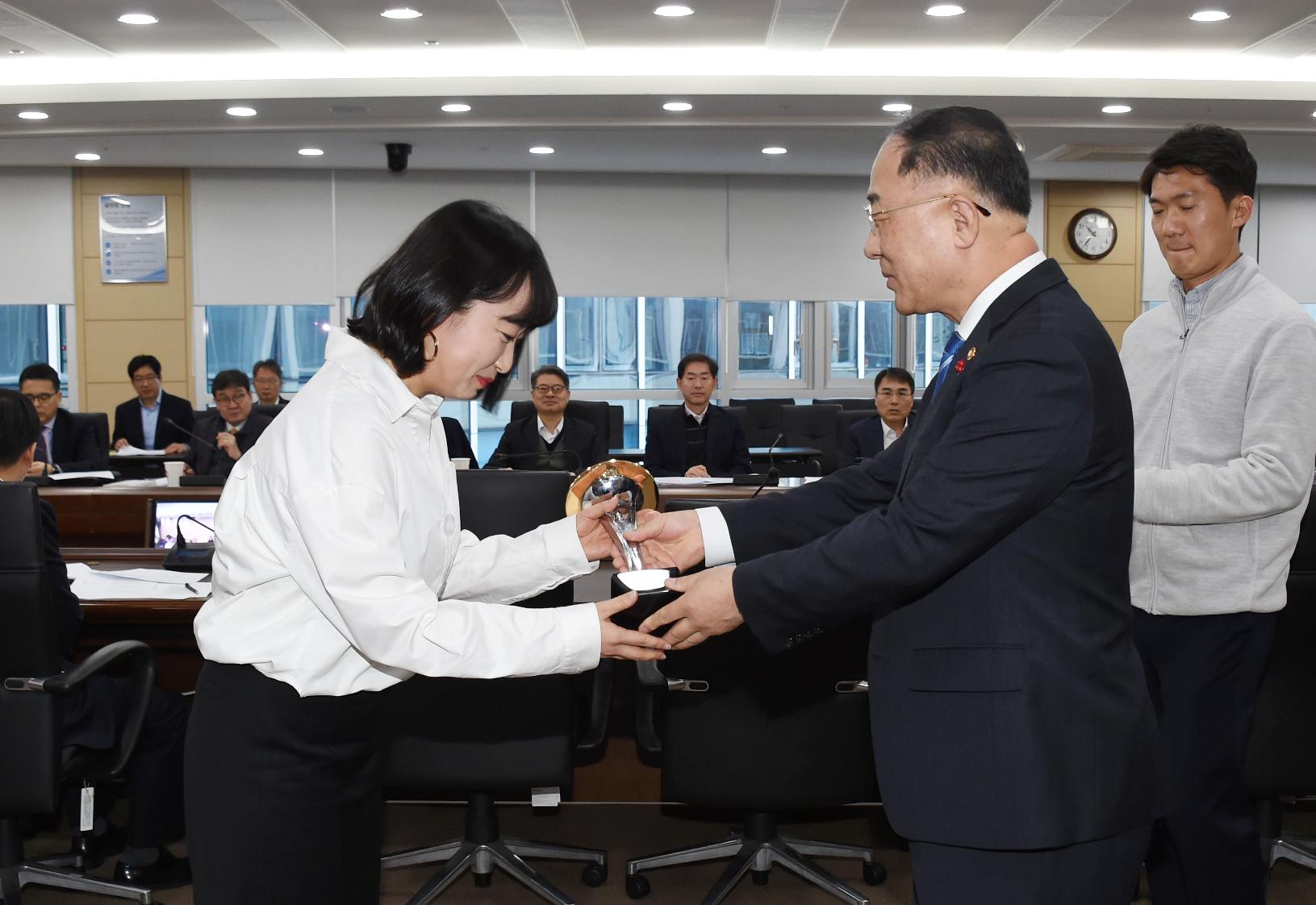 홍남기 부총리, 2019년 제3차 기획재정부 적극행정 우수공무원 시상식