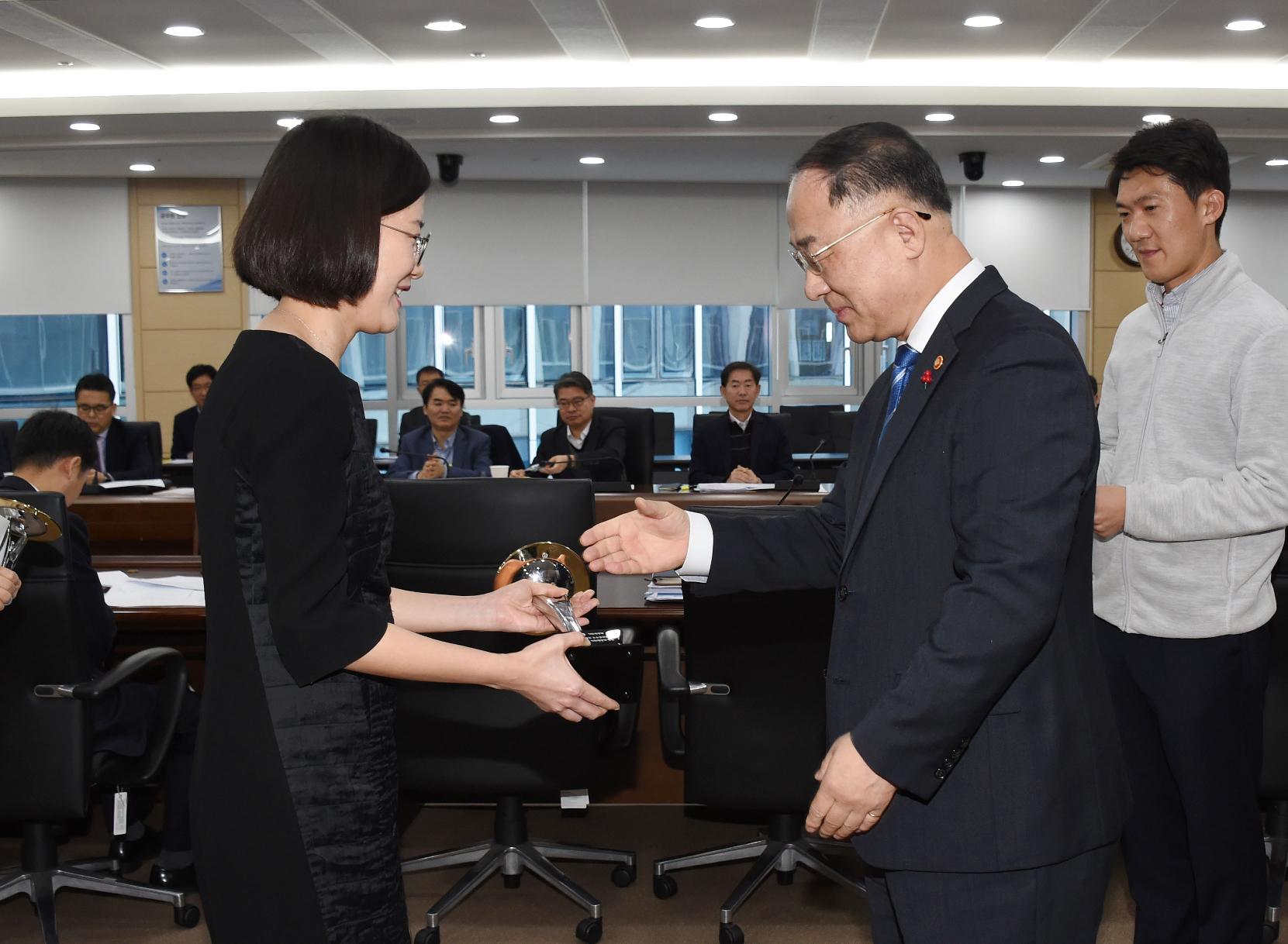 홍남기 부총리, 2019년 제3차 기획재정부 적극행정 우수공무원 시상식