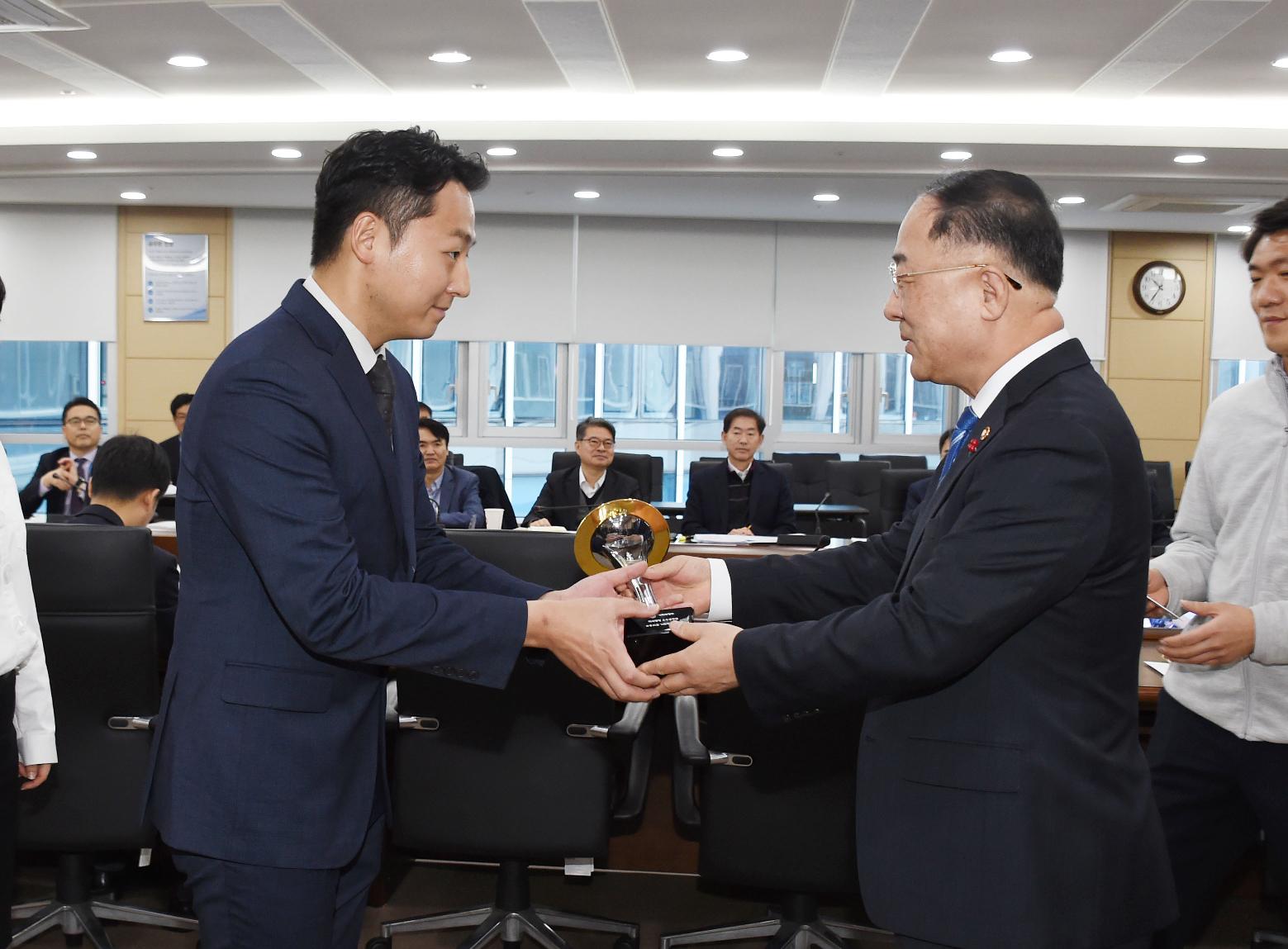 홍남기 부총리, 2019년 제3차 기획재정부 적극행정 우수공무원 시상식