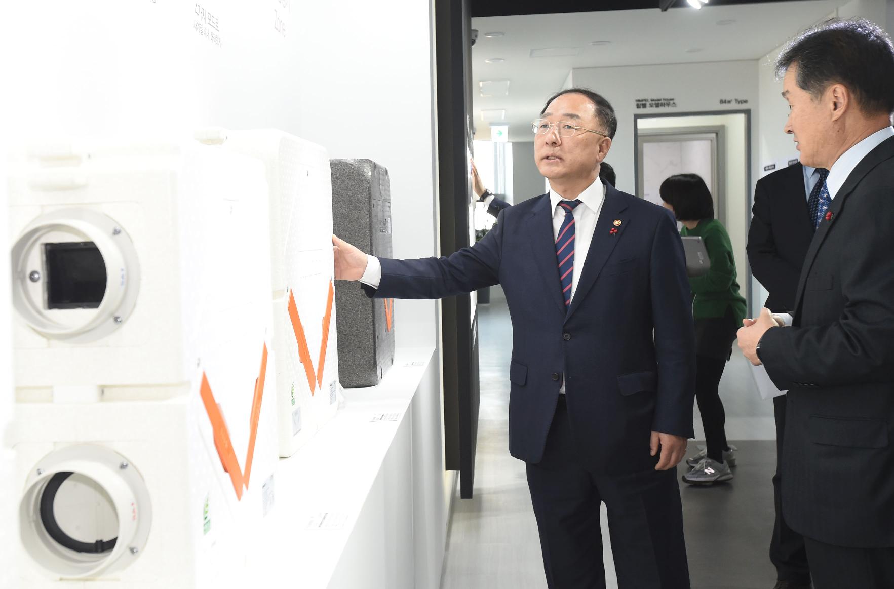 홍남기 부총리, 수출 중소기업 현장방문