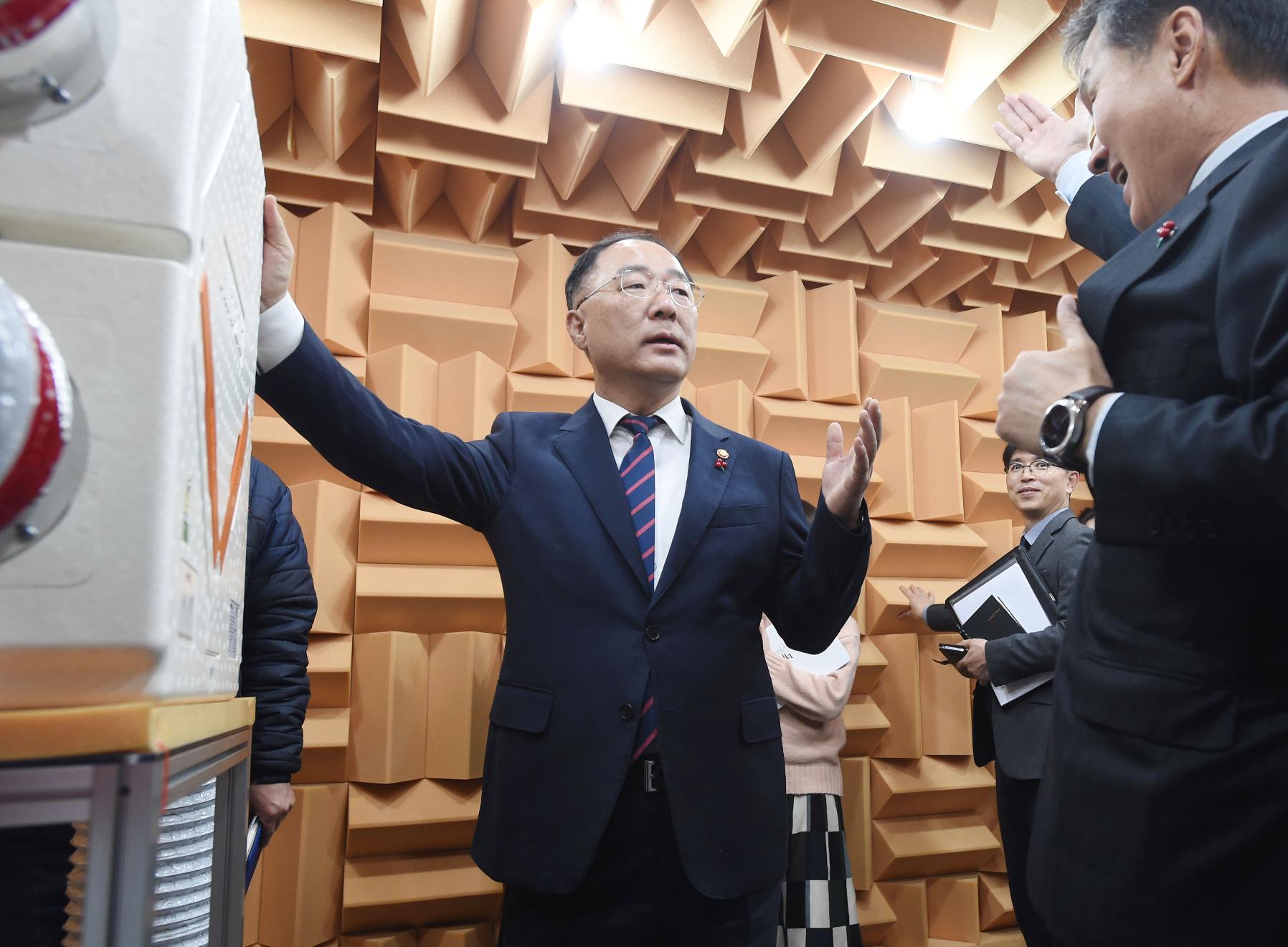 홍남기 부총리, 수출 중소기업 현장방문