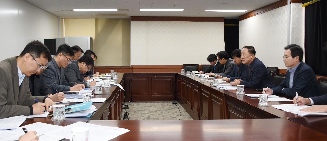 홍남기 부총리, 신종 코로나바이러스 관련 긴급 간부회의