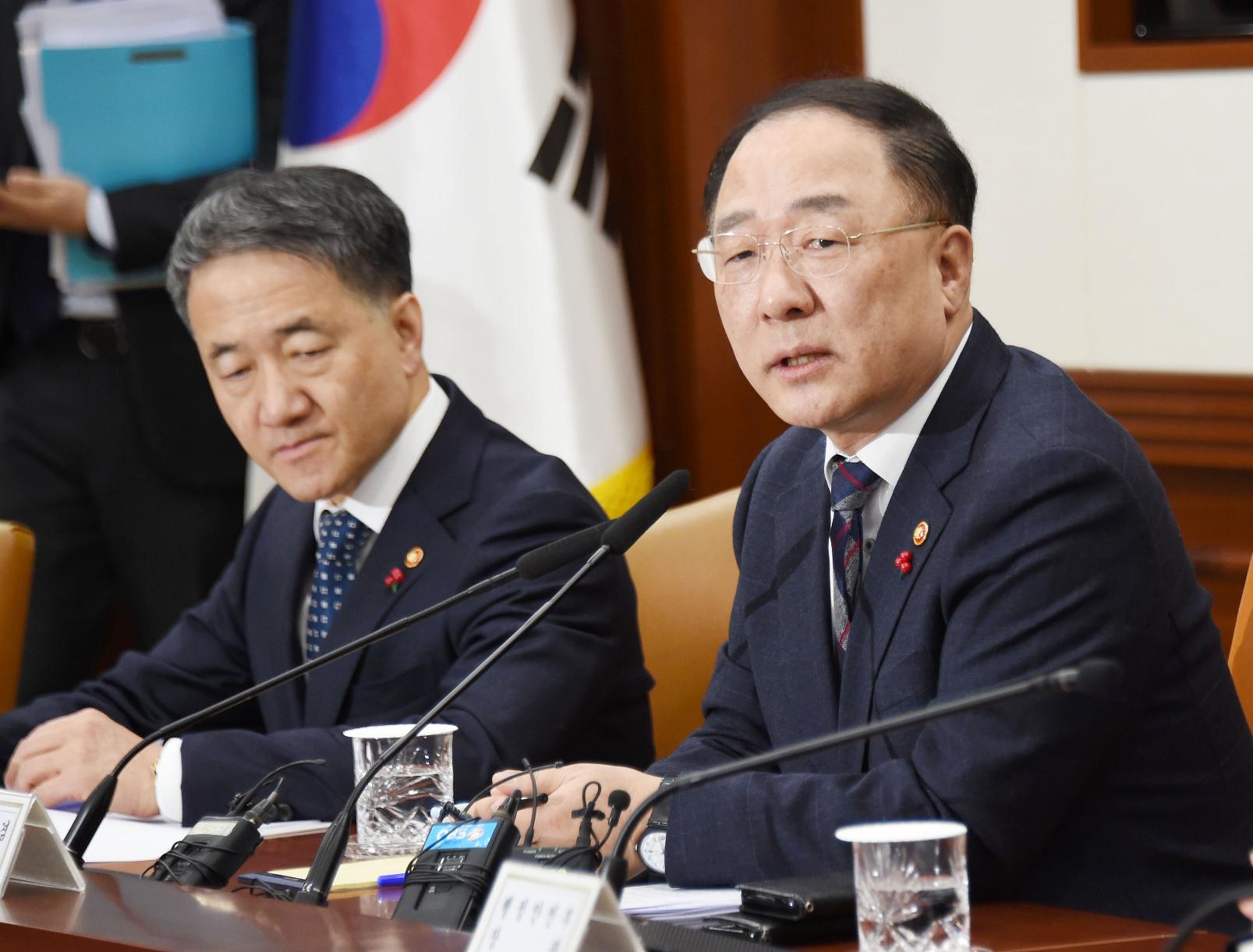 홍남기 부총리, 신종 코로나바이러스 관련 긴급 관계장관회의
