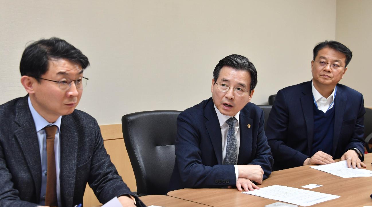 김용범 차관, 의약외품 시장점검 및 대응관련 회의