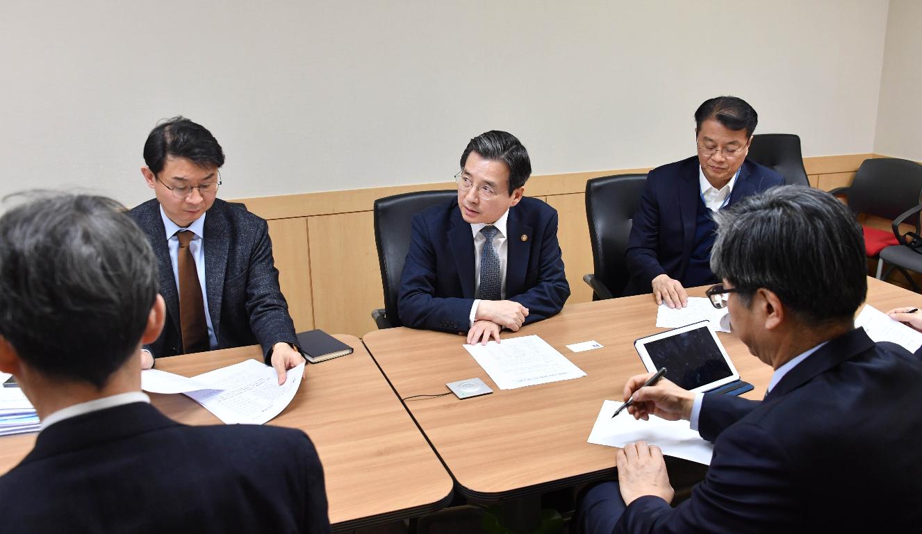 김용범 차관, 의약외품 시장점검 및 대응관련 회의