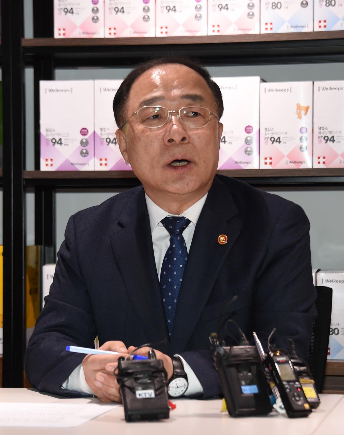 홍남기 부총리, 신종 코로나바이러스 관련 보건용 마스크업체 현장방문