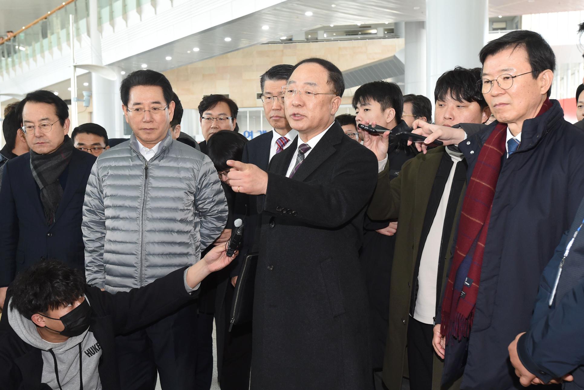 홍남기 부총리, 신종 코로나바이러스 현황점검 및 중소 해운-조선사 간담회