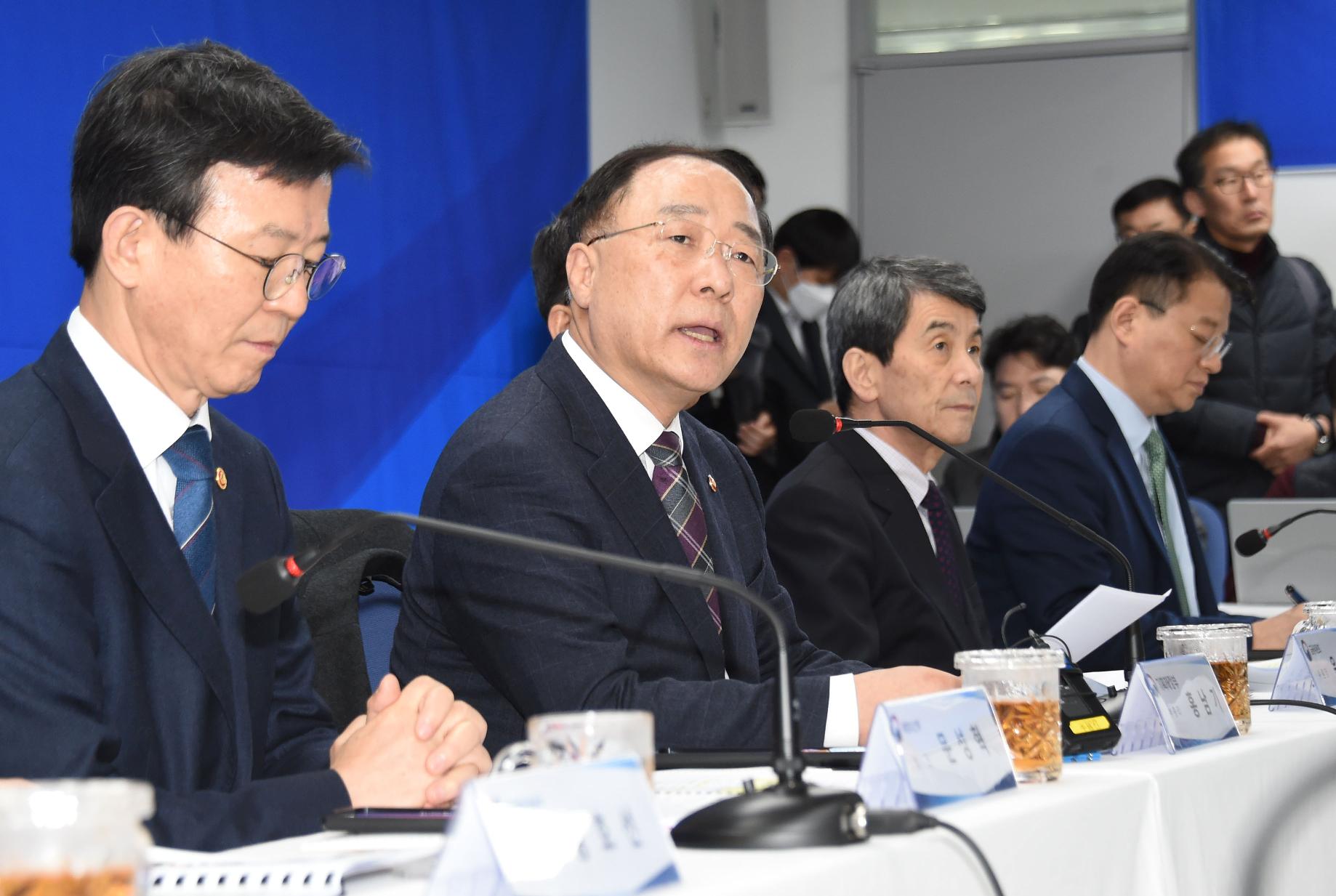 홍남기 부총리, 신종 코로나바이러스 현황점검 및 중소 해운-조선사 간담회