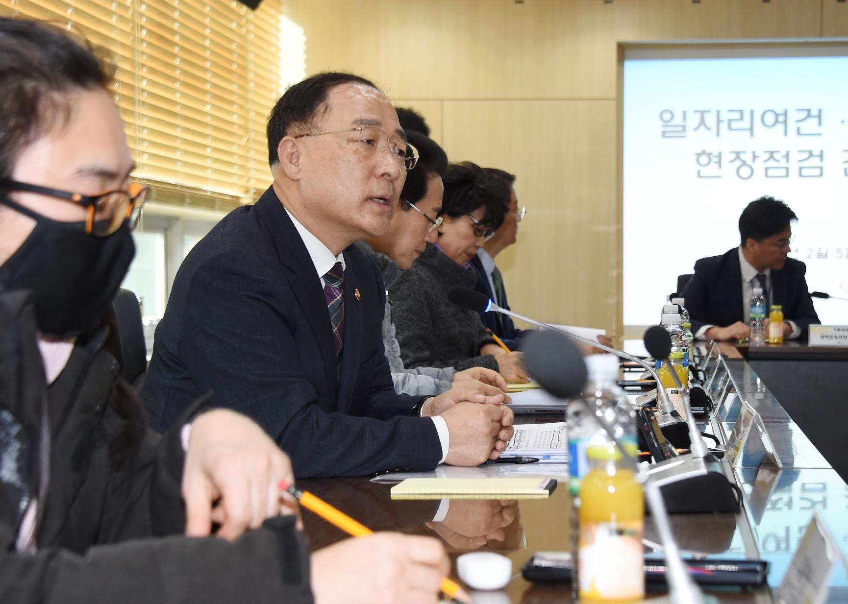 홍남기 부총리, 목포 고용복지플러스센터 현장방문 및 간담회
