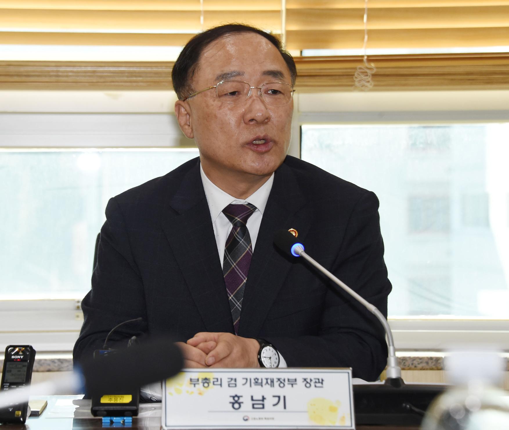 홍남기 부총리, 목포 고용복지플러스센터 현장방문 및 간담회
