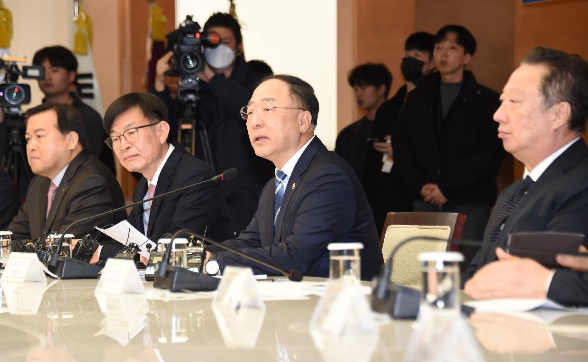 홍남기 부총리, 신종 코로나바이러스 대응 관련 기업인 간담회