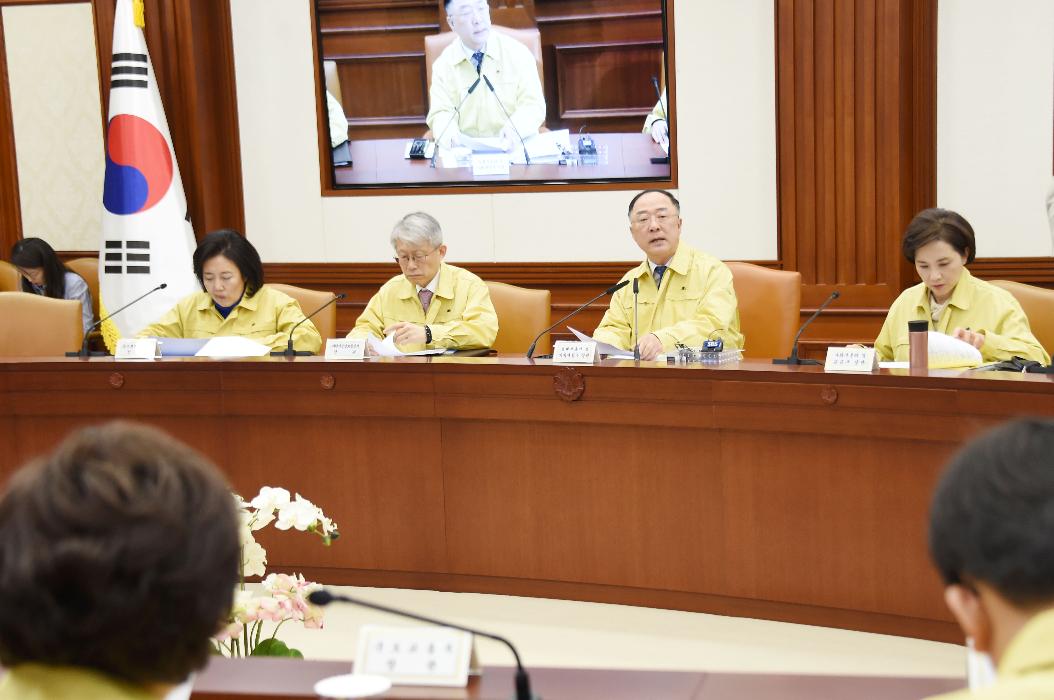 홍남기 부총리, 제5차 신종 코로나바이러스 대응 경제관계장관회의 겸 제4차 경제활력대책회의