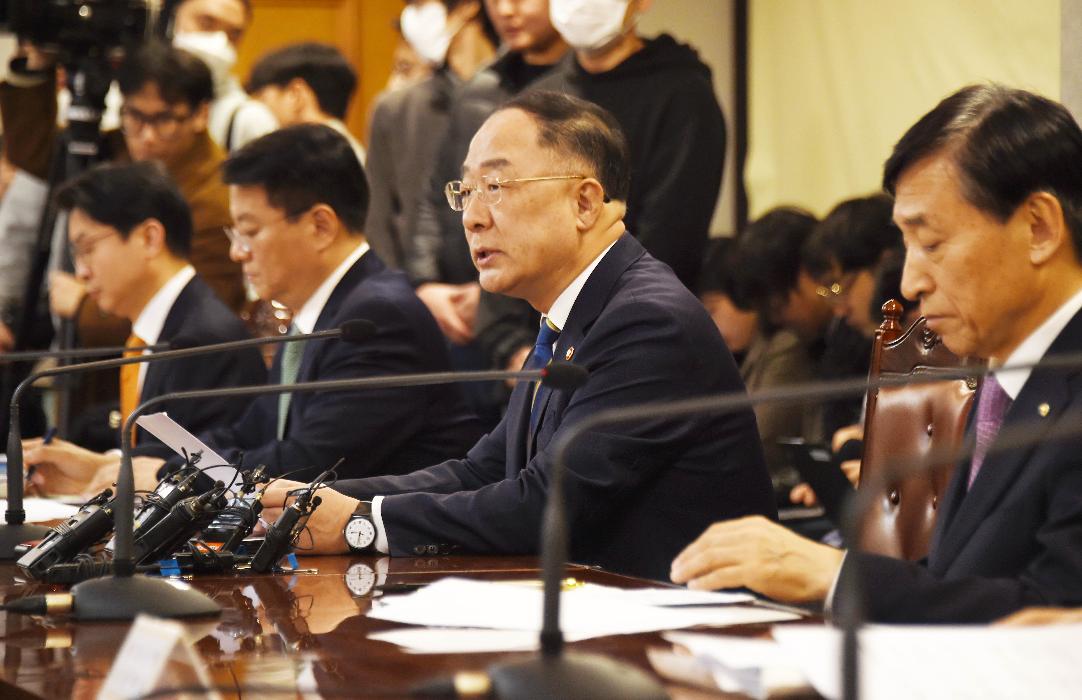 홍남기 부총리, 거시경제금융회의