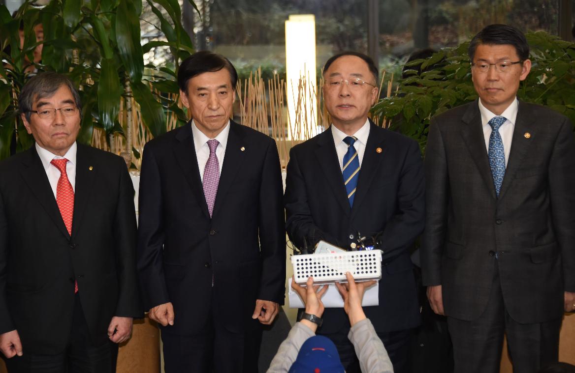 홍남기 부총리, 거시경제금융회의 결과브리핑