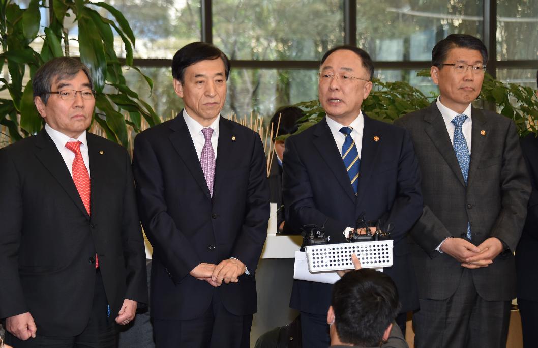 홍남기 부총리, 거시경제금융회의 결과브리핑