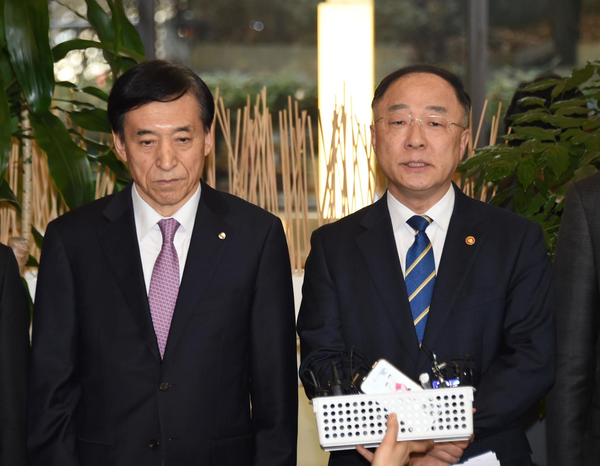 홍남기 부총리, 거시경제금융회의 결과브리핑