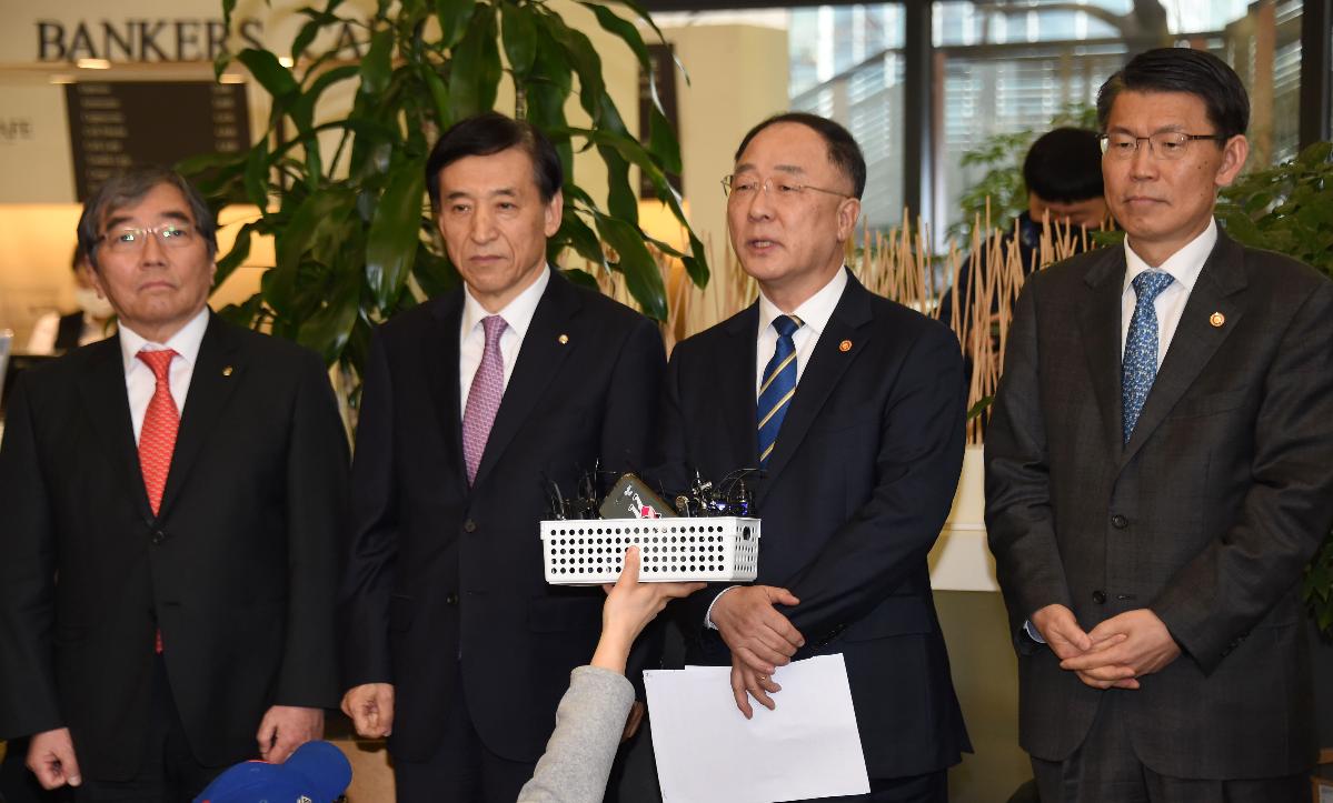 홍남기 부총리, 거시경제금융회의 결과브리핑