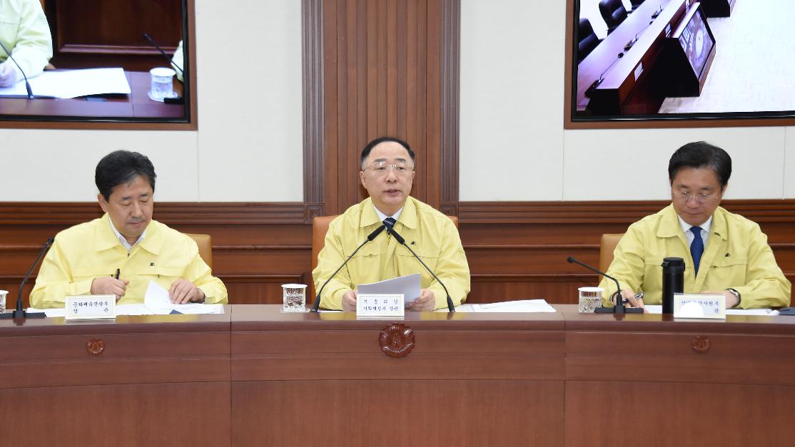 홍남기 부총리, 코로나19 대응 경제관계장관회의 겸 일본 수출규제 대응 관계장관회의