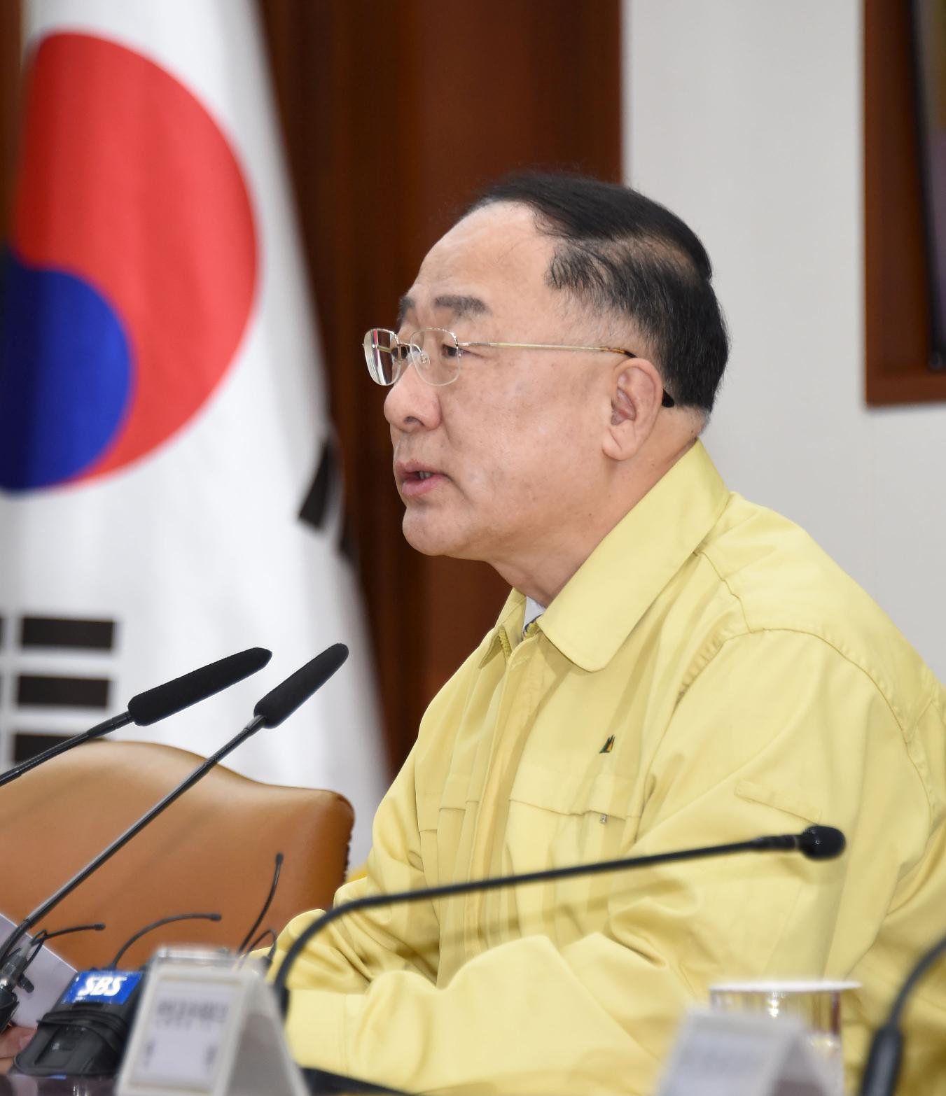 홍남기 부총리, 코로나19 대응 경제관계장관회의 겸 일본 수출규제 대응 관계장관회의