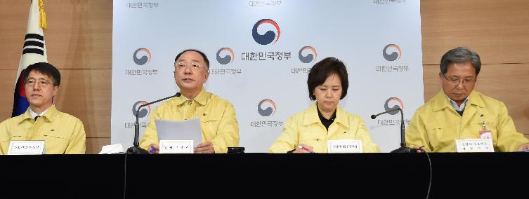 홍남기 부총리, 마스크 수급 안정 관련 긴급 합동브리핑