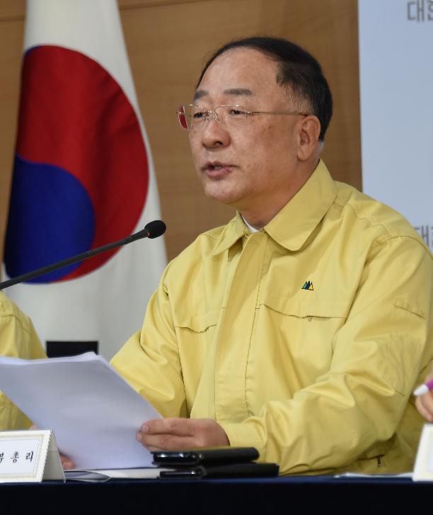 홍남기 부총리, 마스크 수급 안정 관련 긴급 합동브리핑