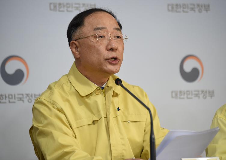 홍남기 부총리, 마스크 수급 안정 관련 긴급 합동브리핑