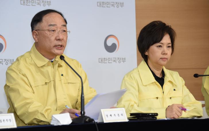 홍남기 부총리, 마스크 수급 안정 관련 긴급 합동브리핑