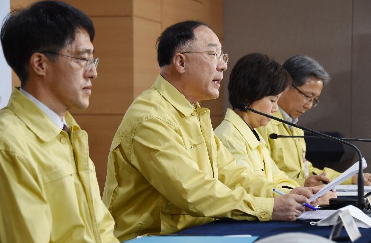 홍남기 부총리, 마스크 수급 안정 관련 긴급 합동브리핑