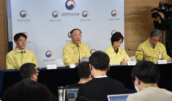 홍남기 부총리, 마스크 수급 안정 관련 긴급 합동브리핑