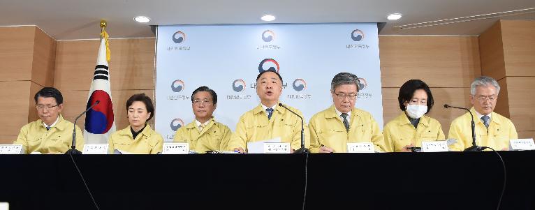 홍남기 부총리, 코로나19 파급영향 최소화와 조기극복을 위한 민생.경제 종합대책 합동브리핑