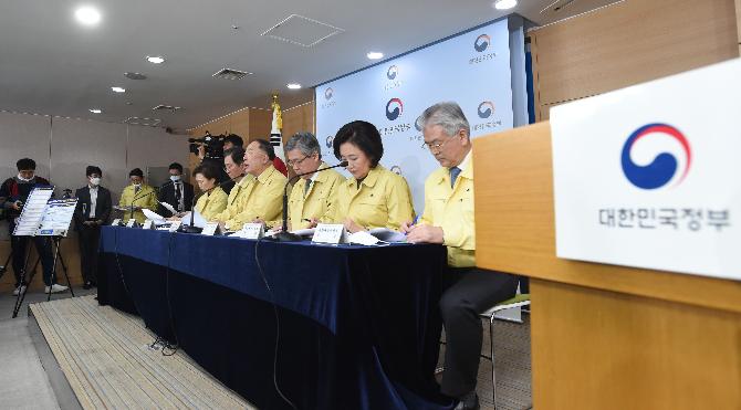 홍남기 부총리, 코로나19 파급영향 최소화와 조기극복을 위한 민생.경제 종합대책 합동브리핑