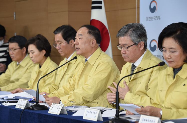 홍남기 부총리, 코로나19 파급영향 최소화와 조기극복을 위한 민생.경제 종합대책 합동브리핑