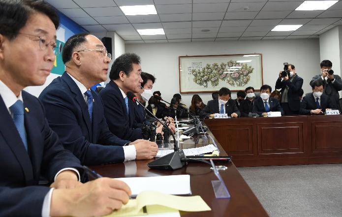 홍남기 부총리, 코로나19 대응 추경예산 편성 당정협의